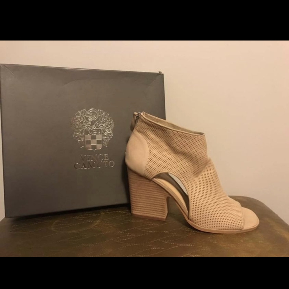 Vince Camuto nude chunky heels, never warn